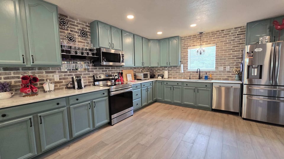 House, Multiple Beds, Pool View (Gruene Gables) | Private kitchen