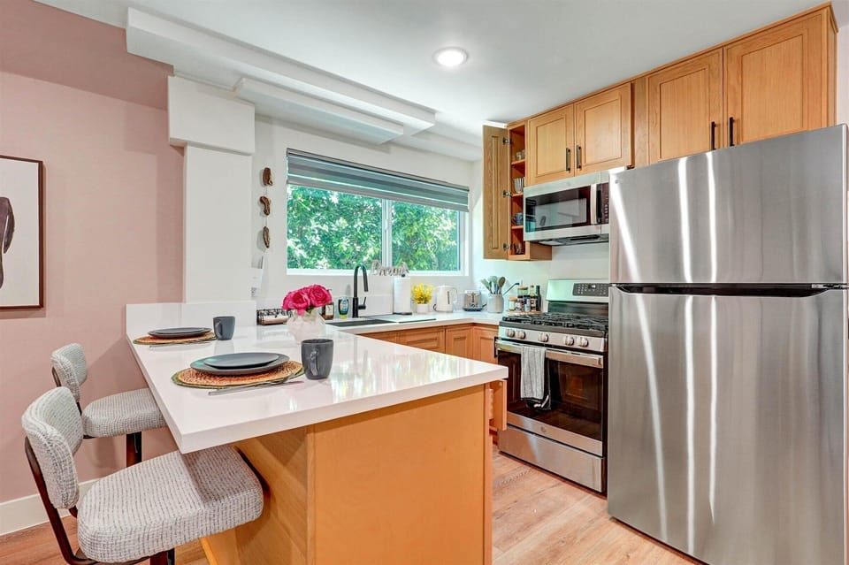 Superior Apartment, Lanai | Private kitchen | Full-size fridge, microwave, oven, stovetop