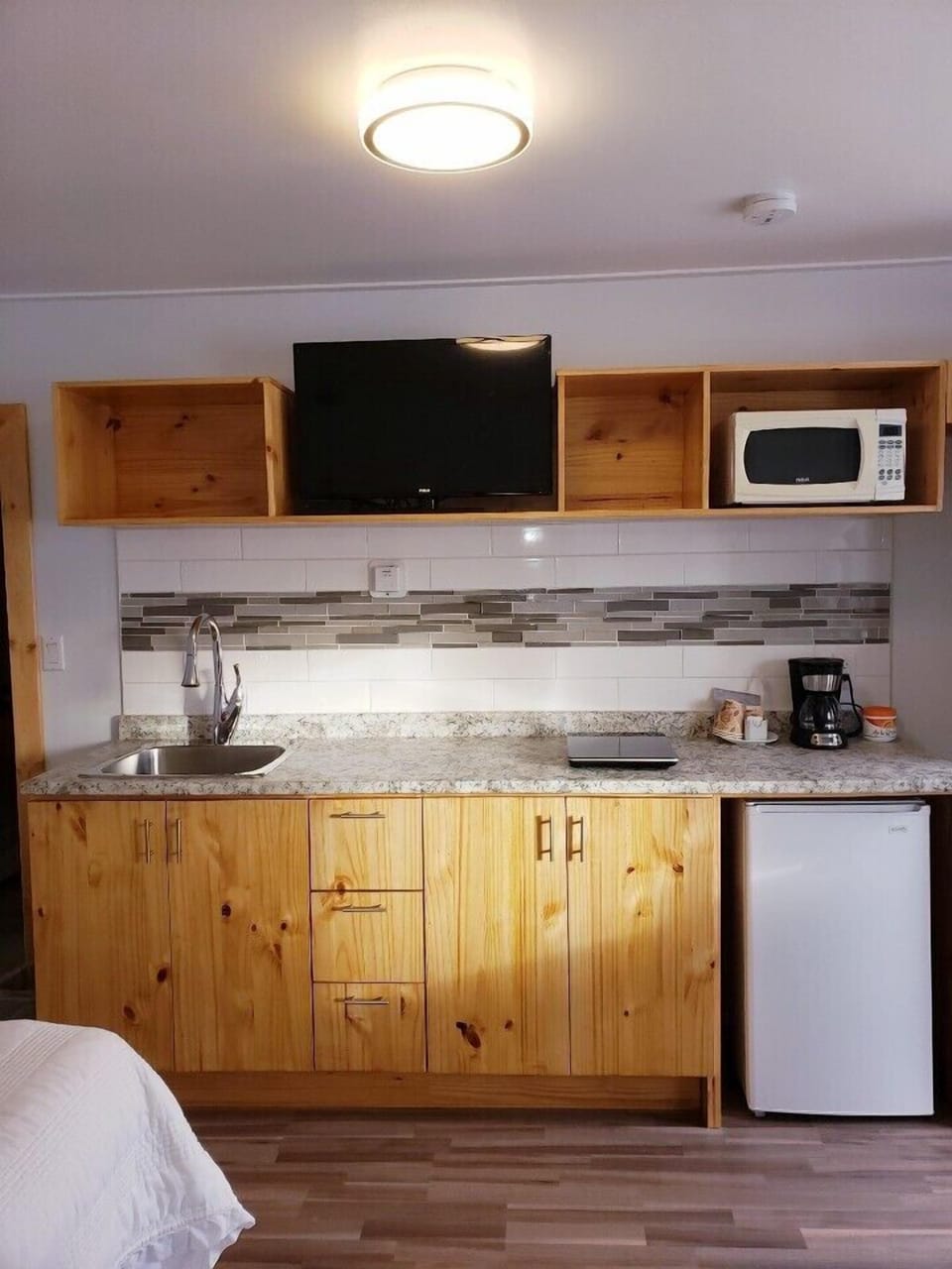 Deluxe Room, 1 Queen Bed, Non Smoking | Pillowtop beds, WiFi (free), bed sheets