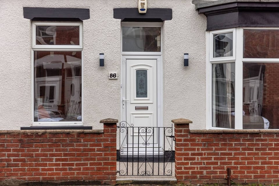 House | 2 bedrooms, desk
