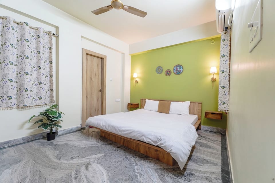 Laptop workspace, blackout drapes, iron/ironing board, free WiFi