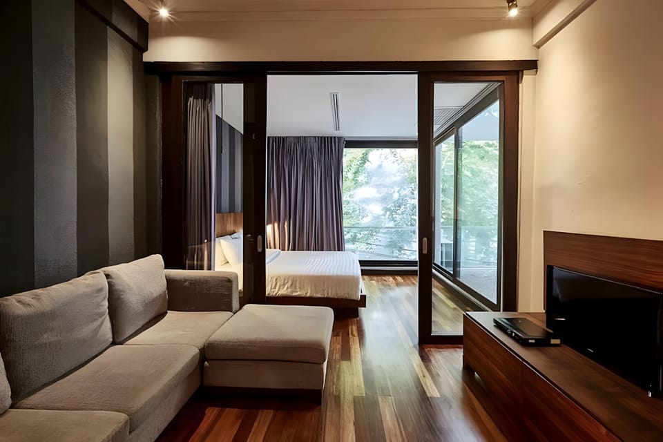 Superior Suite, 1 Bedroom, Air conditioning, City View | Desk