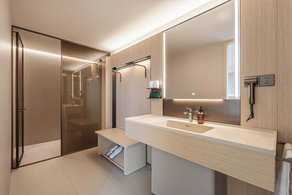 Superior Double Room, City View | Bathroom | Hair dryer, towels, soap, shampoo