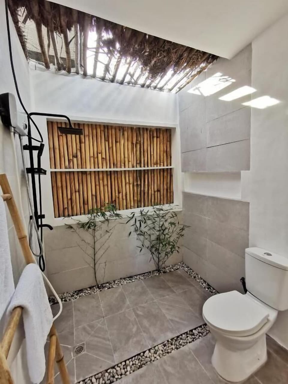 Superior Bungalow | Bathroom | Shower, hair dryer, bidet, towels