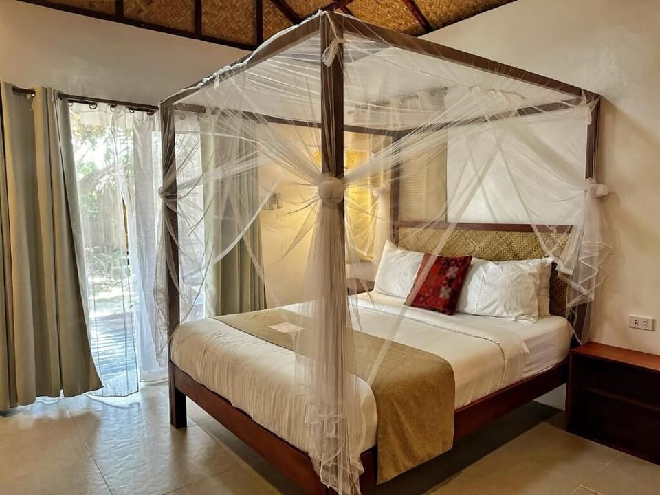 Deluxe Bungalow | Minibar, in-room safe, desk, laptop workspace
