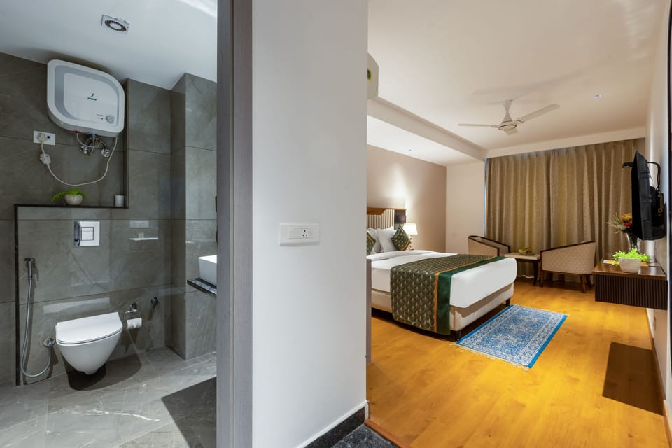 Deluxe Double Room | Bathroom | Shower, free toiletries, hair dryer, slippers