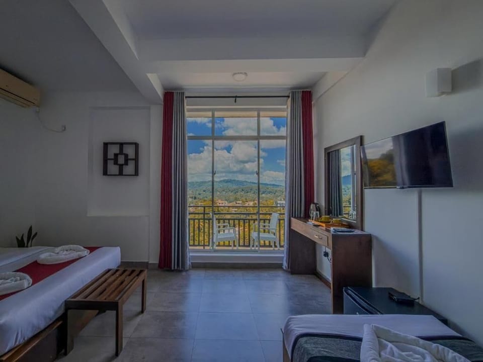 Deluxe Double Room, Balcony, Mountain View | Laptop workspace