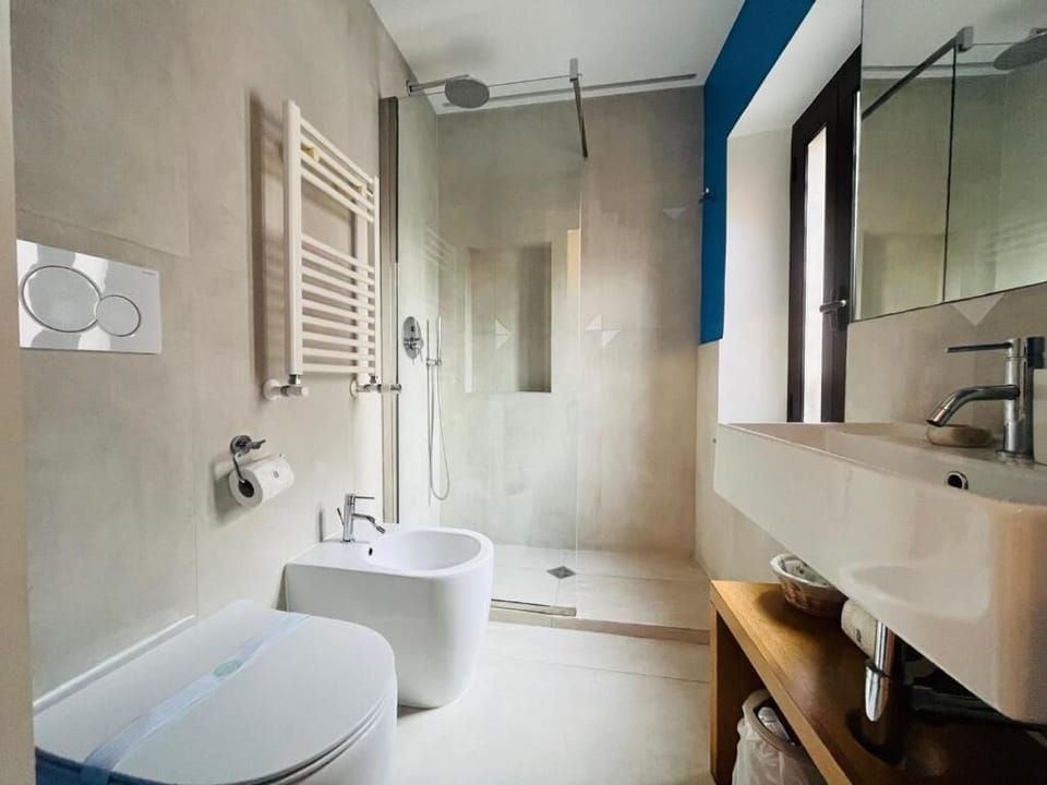 Deluxe Double Room, Balcony, City View | Bathroom | Shower, rainfall showerhead, hair dryer, slippers