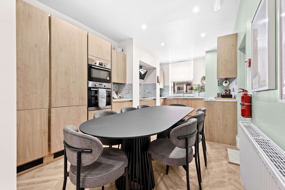 House | 6 bedrooms, desk, Internet