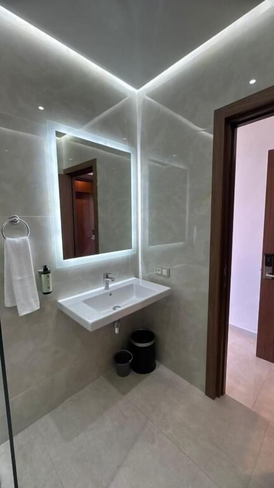 Superior Double Room, Balcony, City View | Bathroom