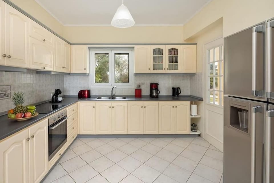 Villa, Balcony, City View | Private kitchen | Electric kettle, toaster