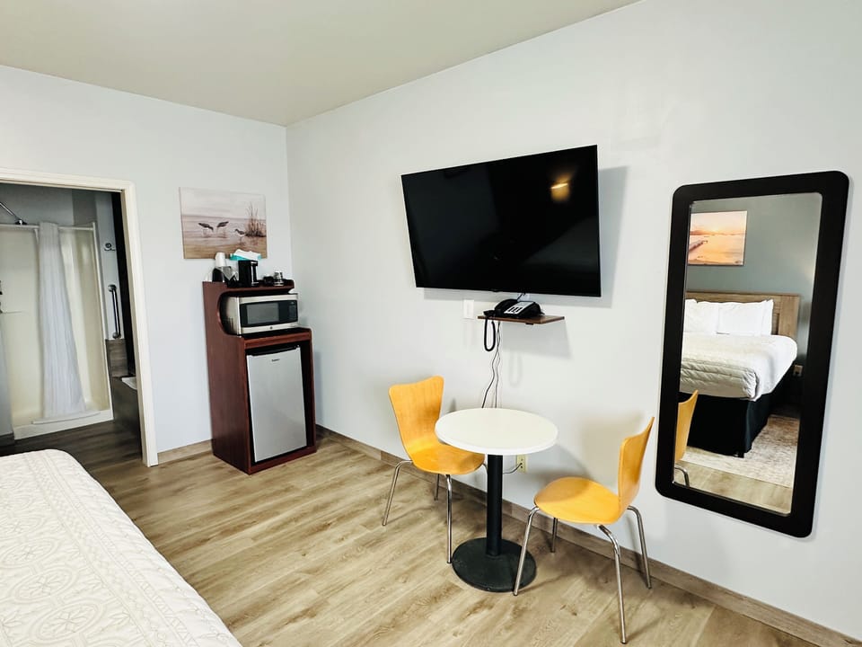 Standard Room, 1 King Bed, Hot Tub, City View | Desk, laptop workspace, soundproofing, WiFi (free)