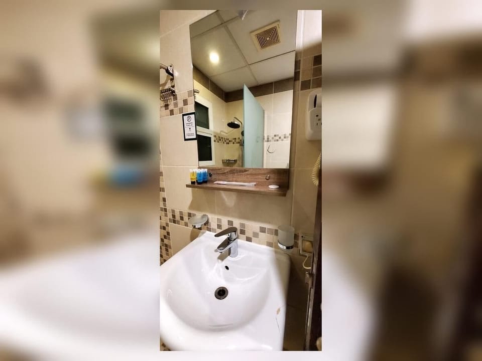 Studio Suite | Bathroom | Slippers, towels, soap, shampoo