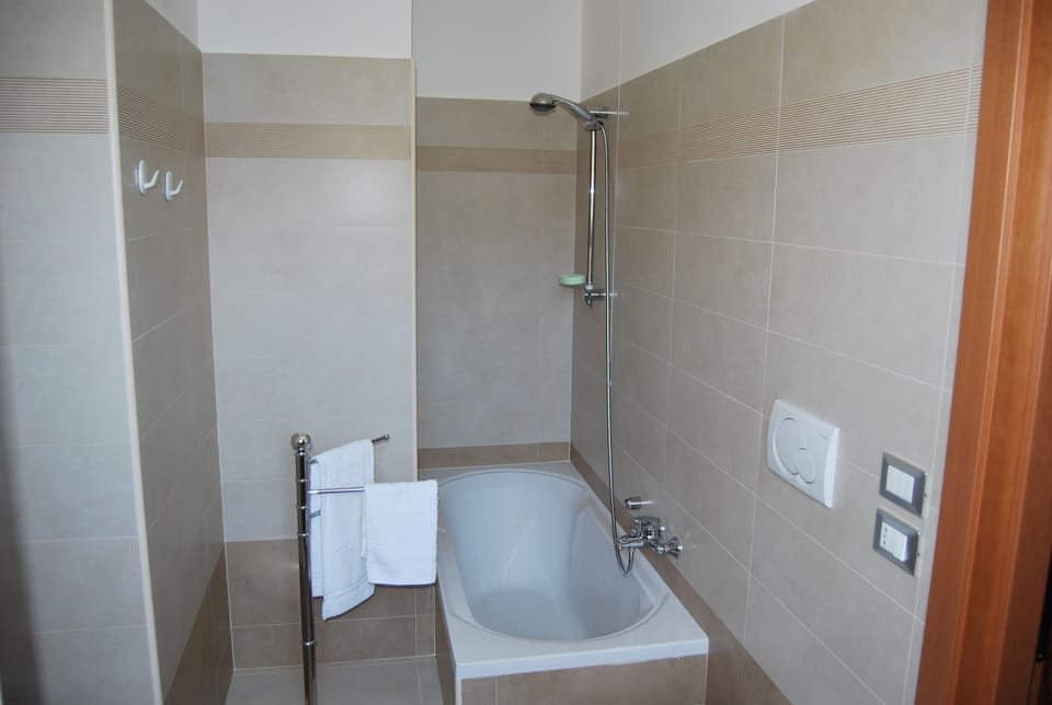 Double Room Single Use | Bathroom | Free toiletries, hair dryer, bidet, towels