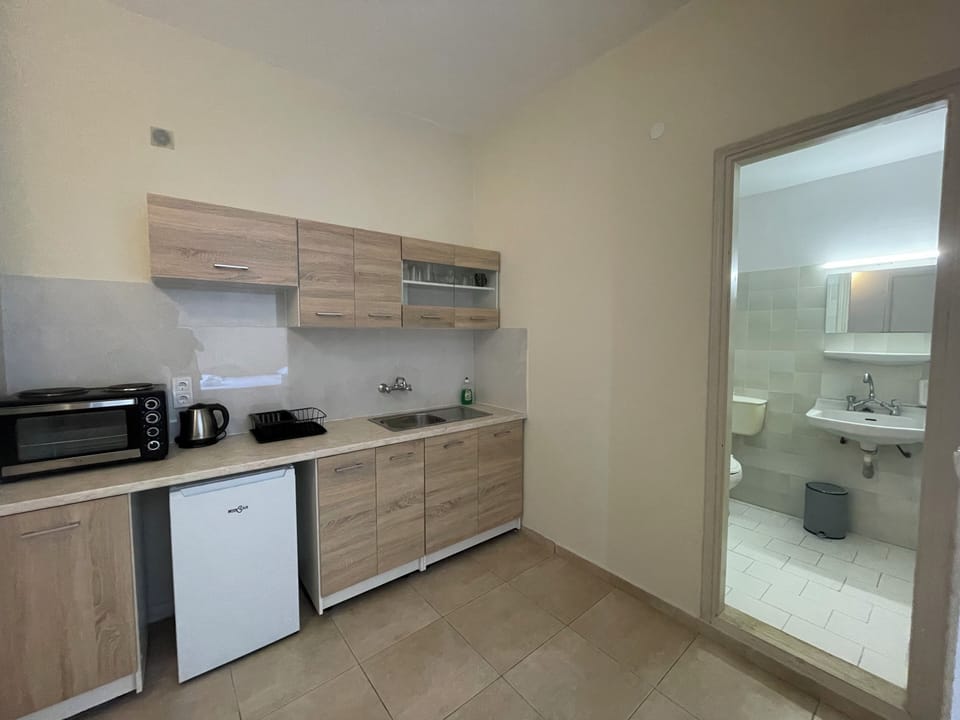 Basic Studio, 1 Bedroom, Balcony, Garden View | Bathroom | Shower, towels