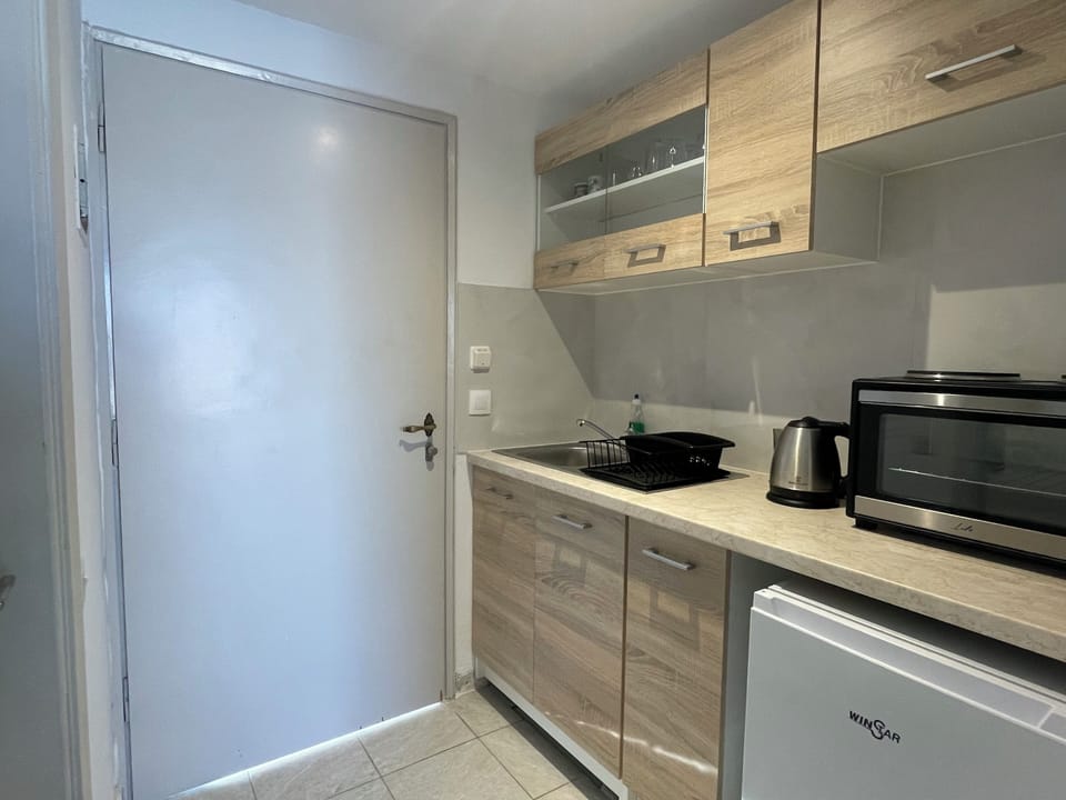Basic Studio, 1 Bedroom, Balcony, Mountain View | Private kitchen
