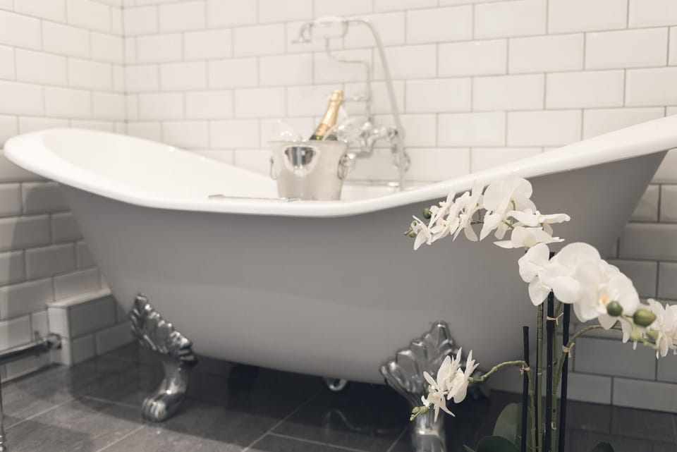Deluxe Suite, 1 Double Bed, Non Smoking (View) | Bathroom | Combined shower/tub, free toiletries, hair dryer, towels