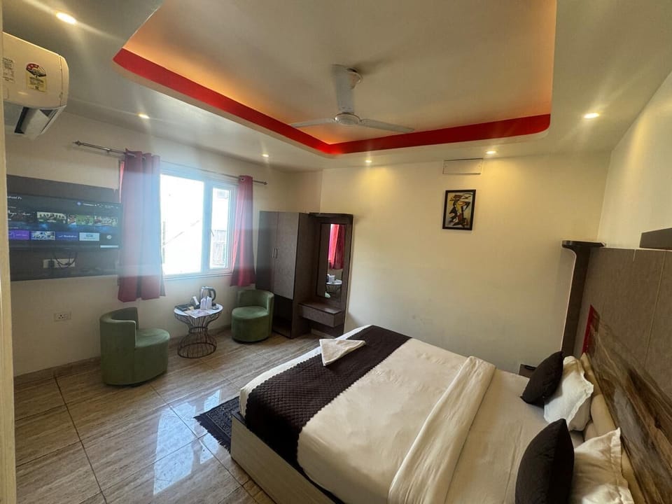 Deluxe Double Room | In-room safe, desk, soundproofing, iron/ironing board