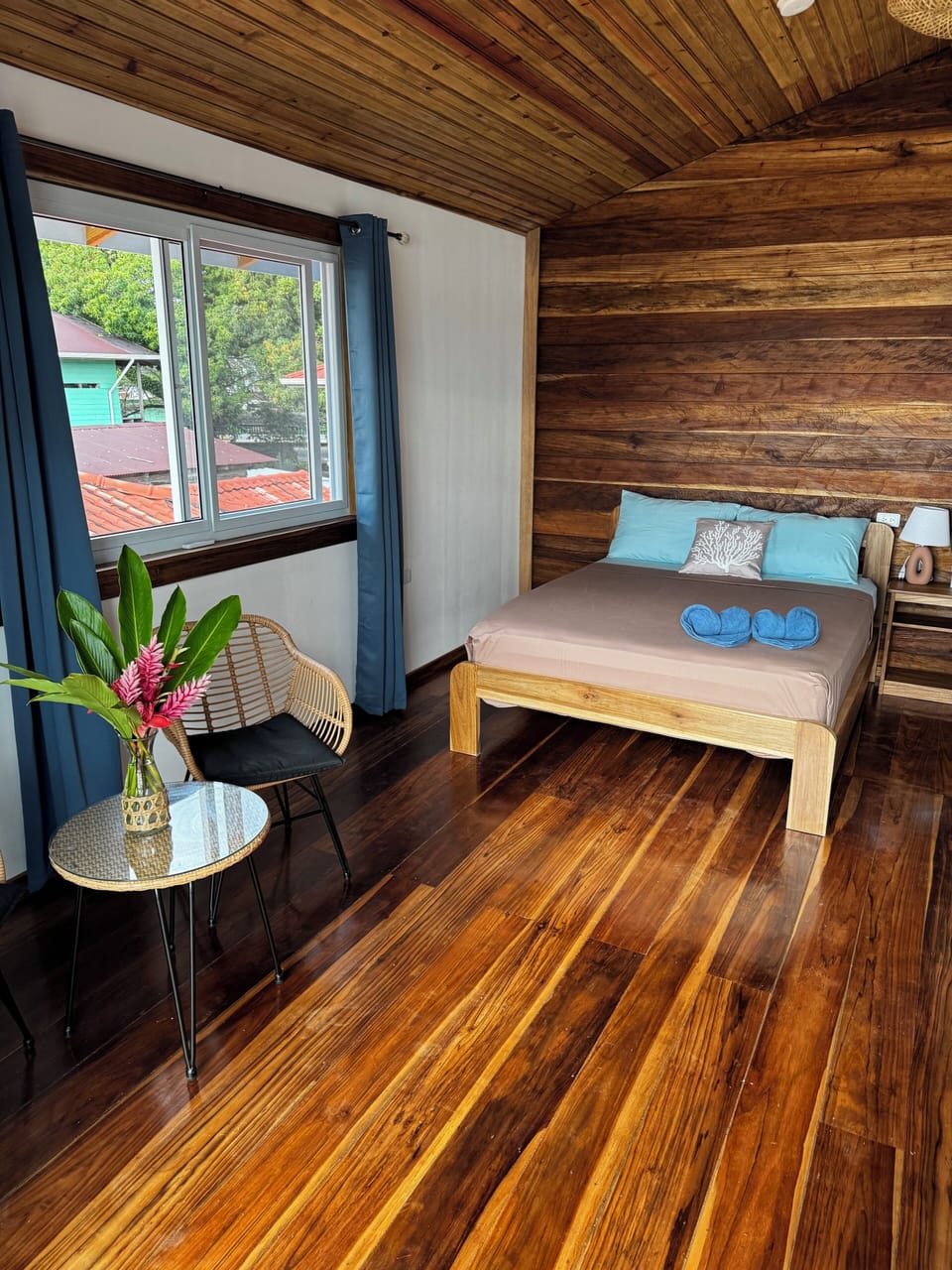 Desk, laptop workspace, free WiFi