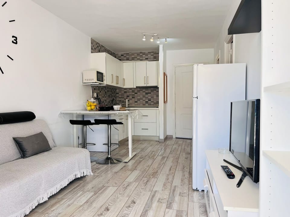 Apartment, 1 Bedroom, Terrace, City View | Living area