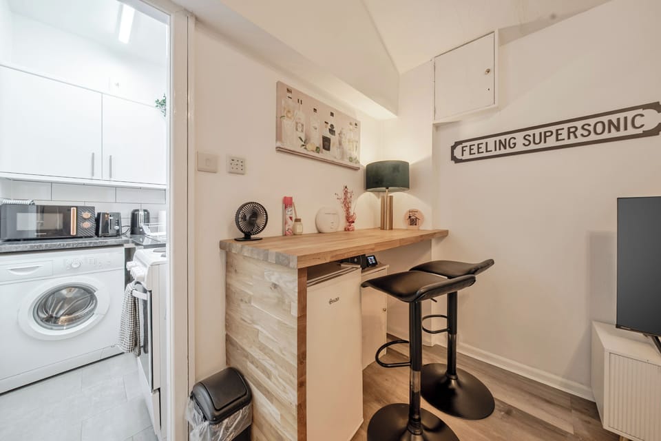 One-Bedroom Deluxe Apartment5 City Cent Manchester | Living area | 50-inch Smart TV with digital channels