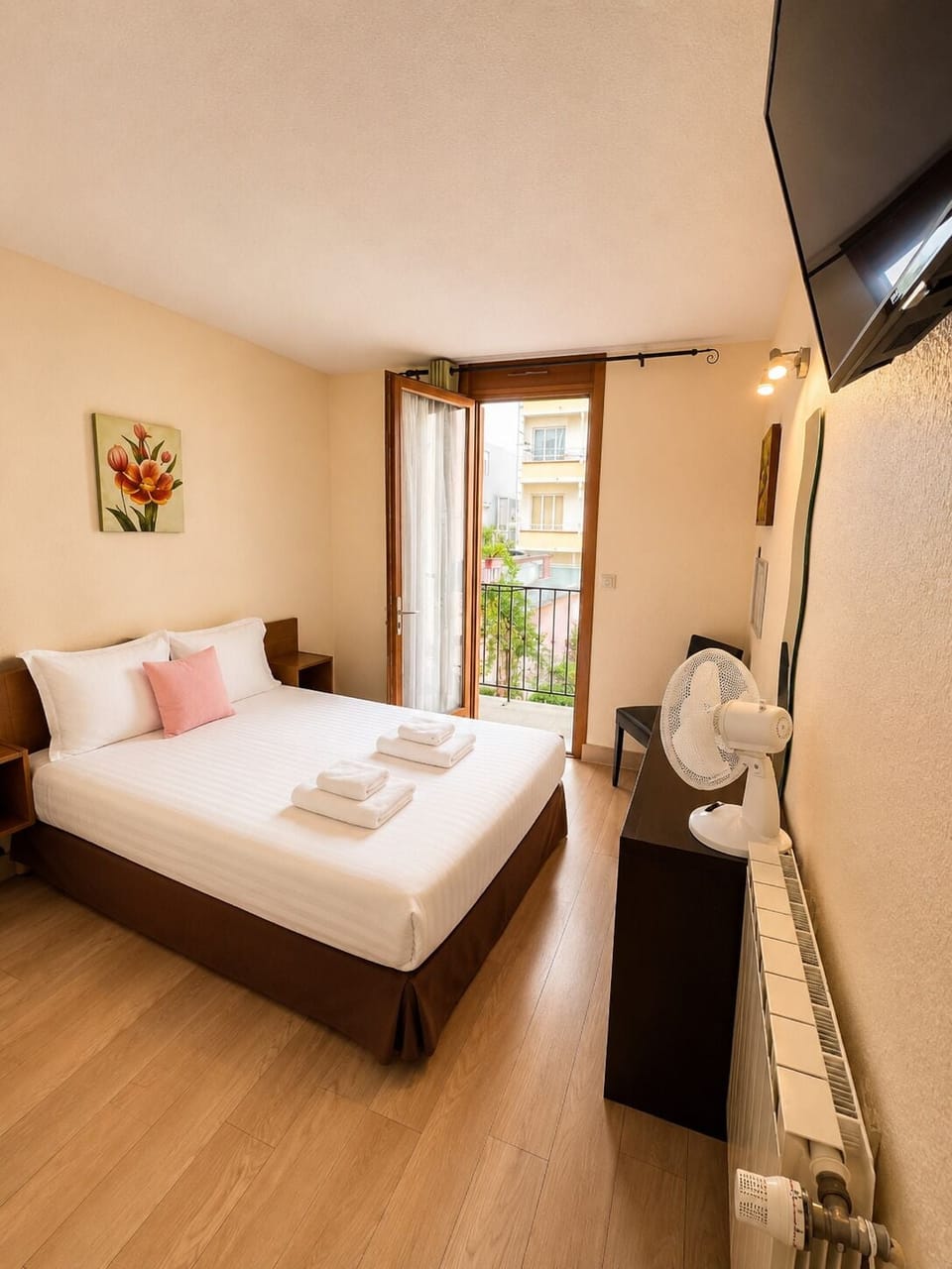 Economy Double Room, Ensuite | In-room safe, desk, laptop workspace, WiFi (free)