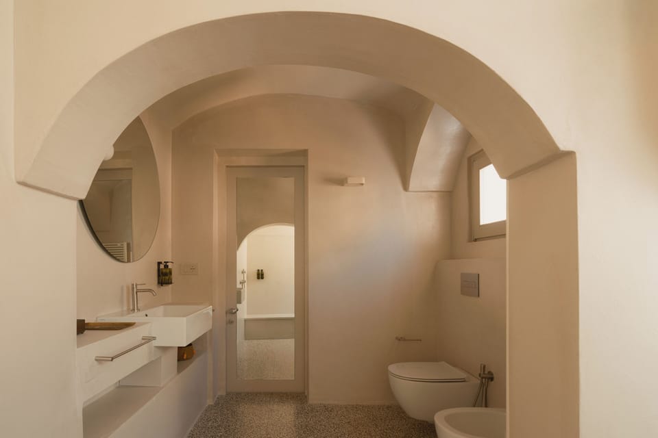 Superior Suite | Bathroom | Shower, hair dryer, slippers, towels