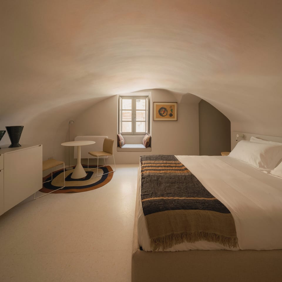 Deluxe Suite | Minibar (free items), in-room safe, blackout drapes, WiFi (free)