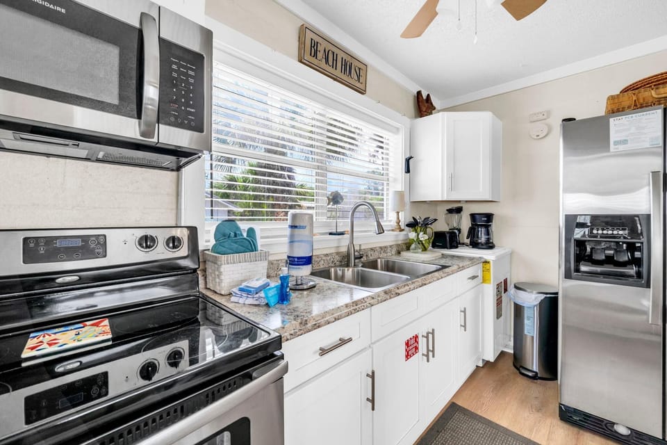 Condo, Multiple Beds (Linda's Cozy Collection) | Private kitchen