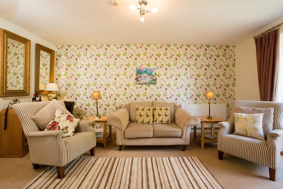 Suite | Living area | Flat-screen TV, fireplace