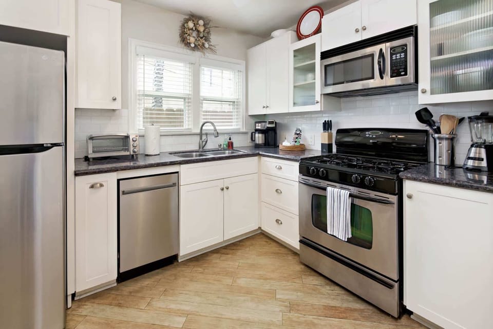 Townhome, 1 King Bed with Sofa bed, Garden View (Cozy Beach Bungalow) | Private kitchen