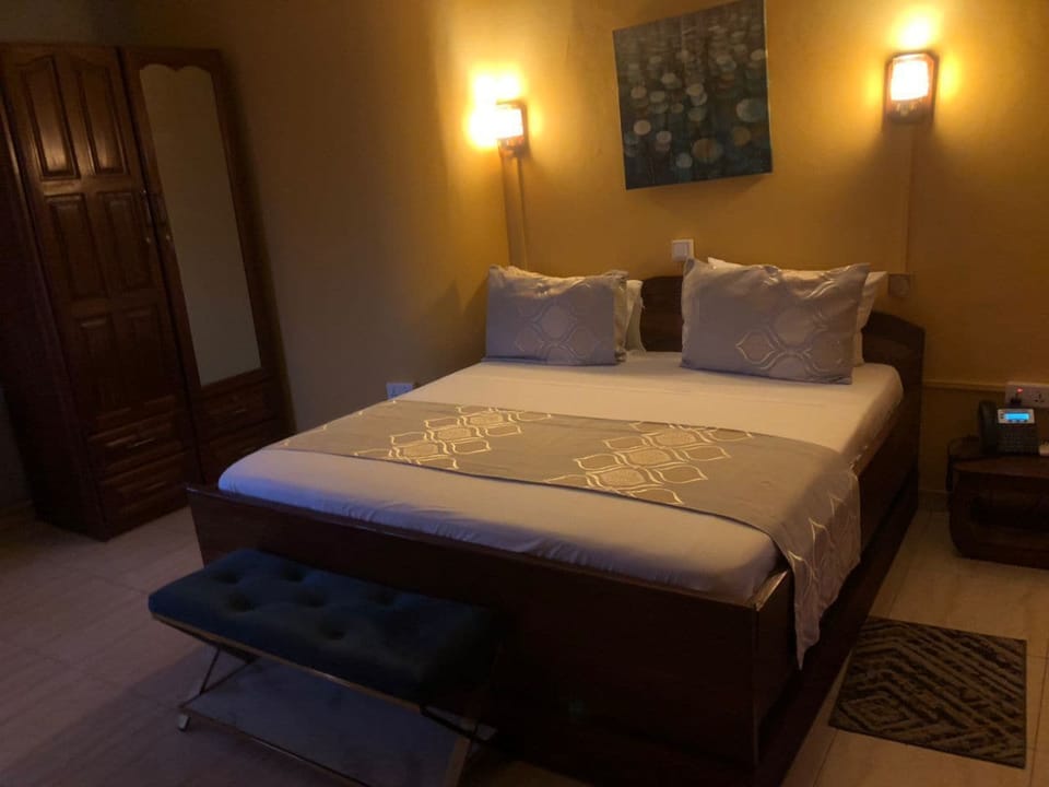 Economy Room | 1 bedroom, Egyptian cotton sheets, premium bedding, in-room safe