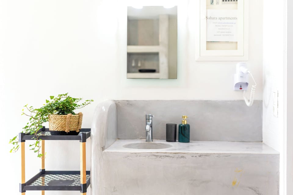 Deluxe Studio, 1 King Bed | Bathroom | Hair dryer, towels, soap, shampoo