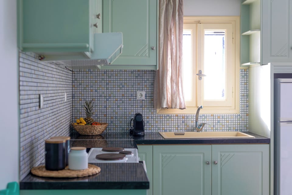 Standard Studio | Private kitchen | Full-size fridge, stovetop, espresso maker, electric kettle