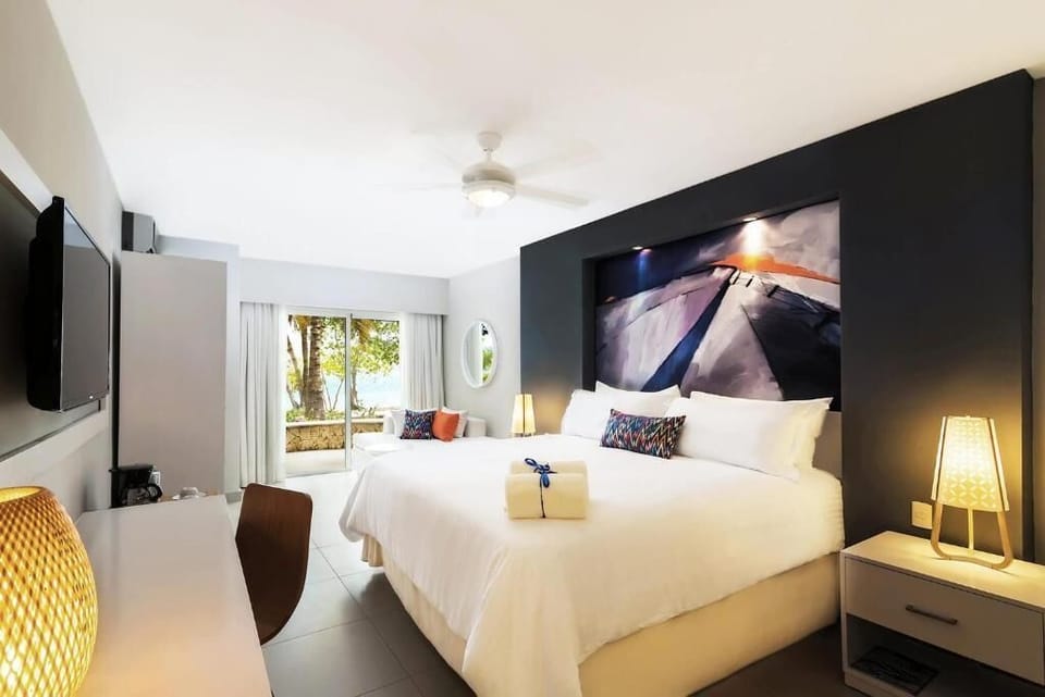 Double Room, Balcony, Sea View | Minibar, in-room safe, iron/ironing board, WiFi (free)