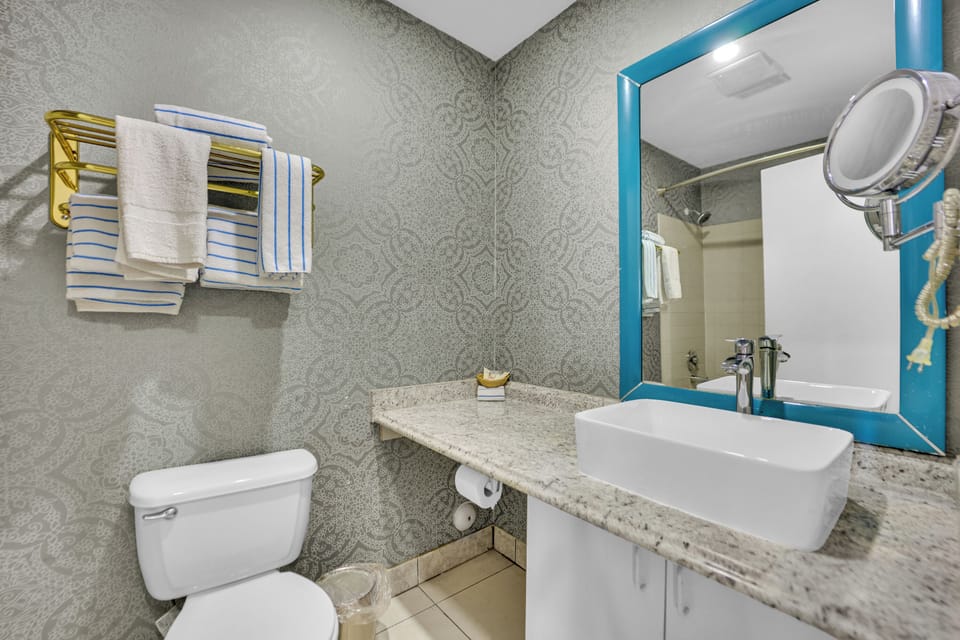 Standard Room | Bathroom | Towels, soap, shampoo, toilet paper