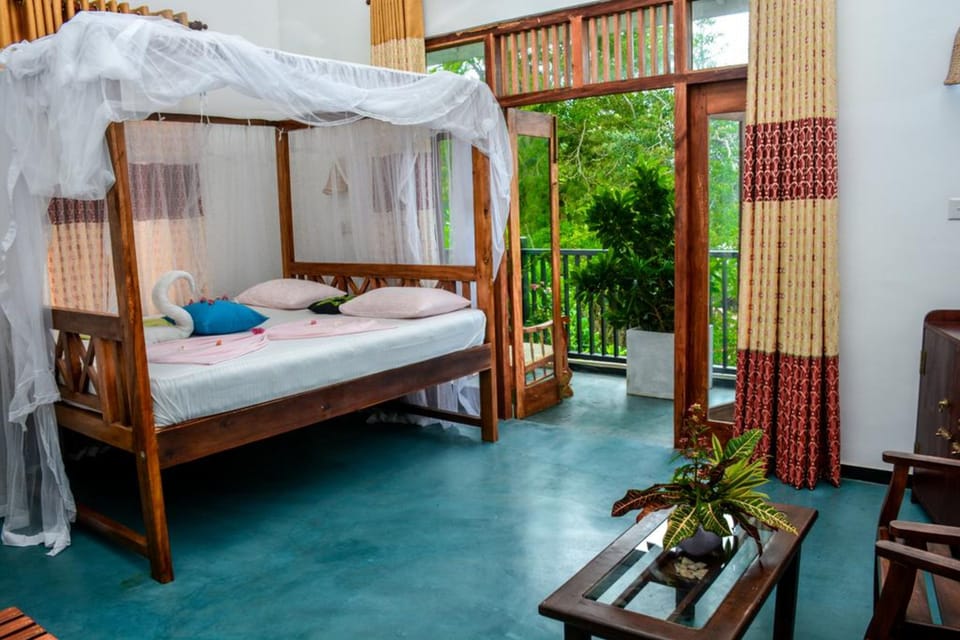 Hypo-allergenic bedding, in-room safe, free WiFi, bed sheets