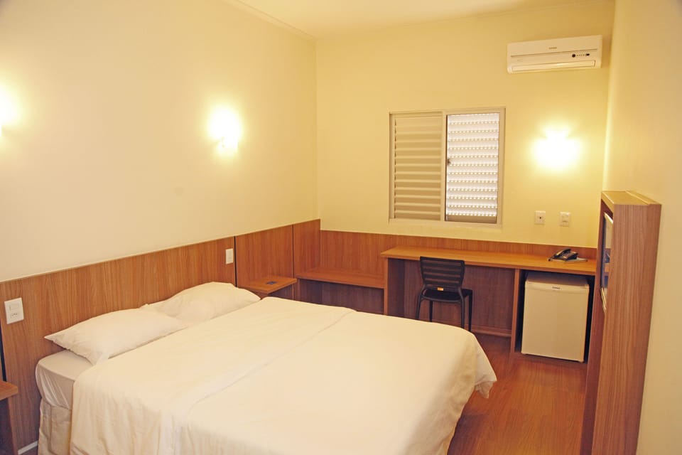 Deluxe Room | Desk, soundproofing, free cribs/infant beds, free WiFi