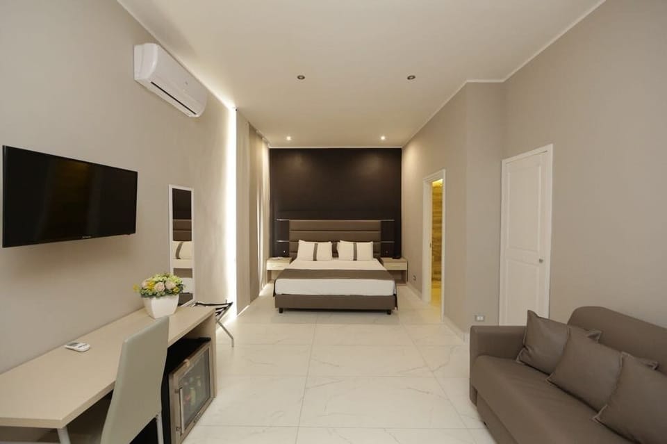 Hypo-allergenic bedding, minibar, in-room safe, desk