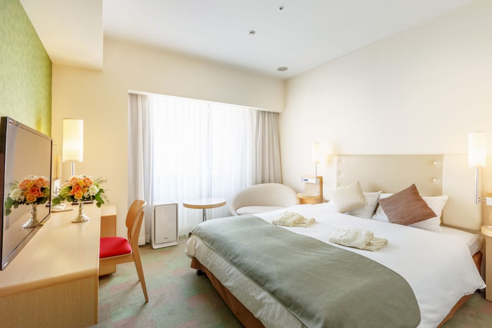 Down comforters, desk, laptop workspace, free WiFi