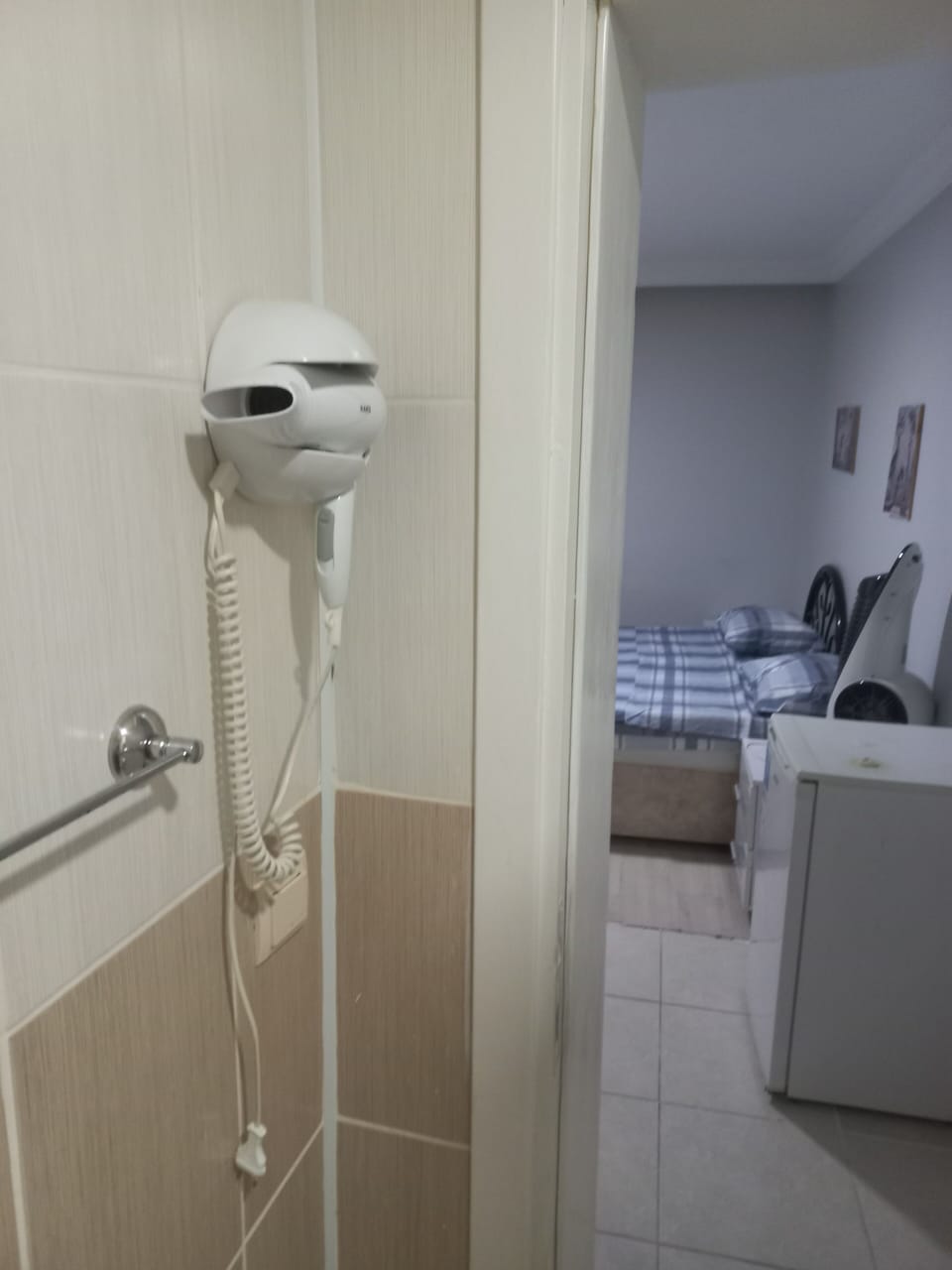 Classic Double or Twin Room | Bathroom | Shower, free toiletries, hair dryer, slippers