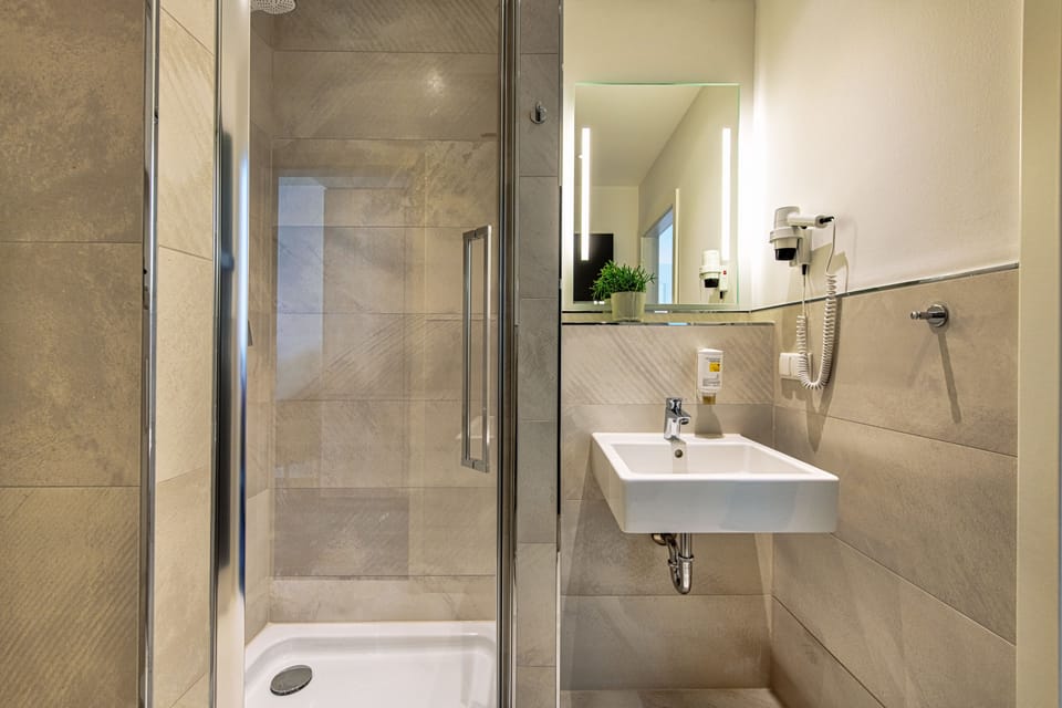Combined shower/tub, hair dryer, towels