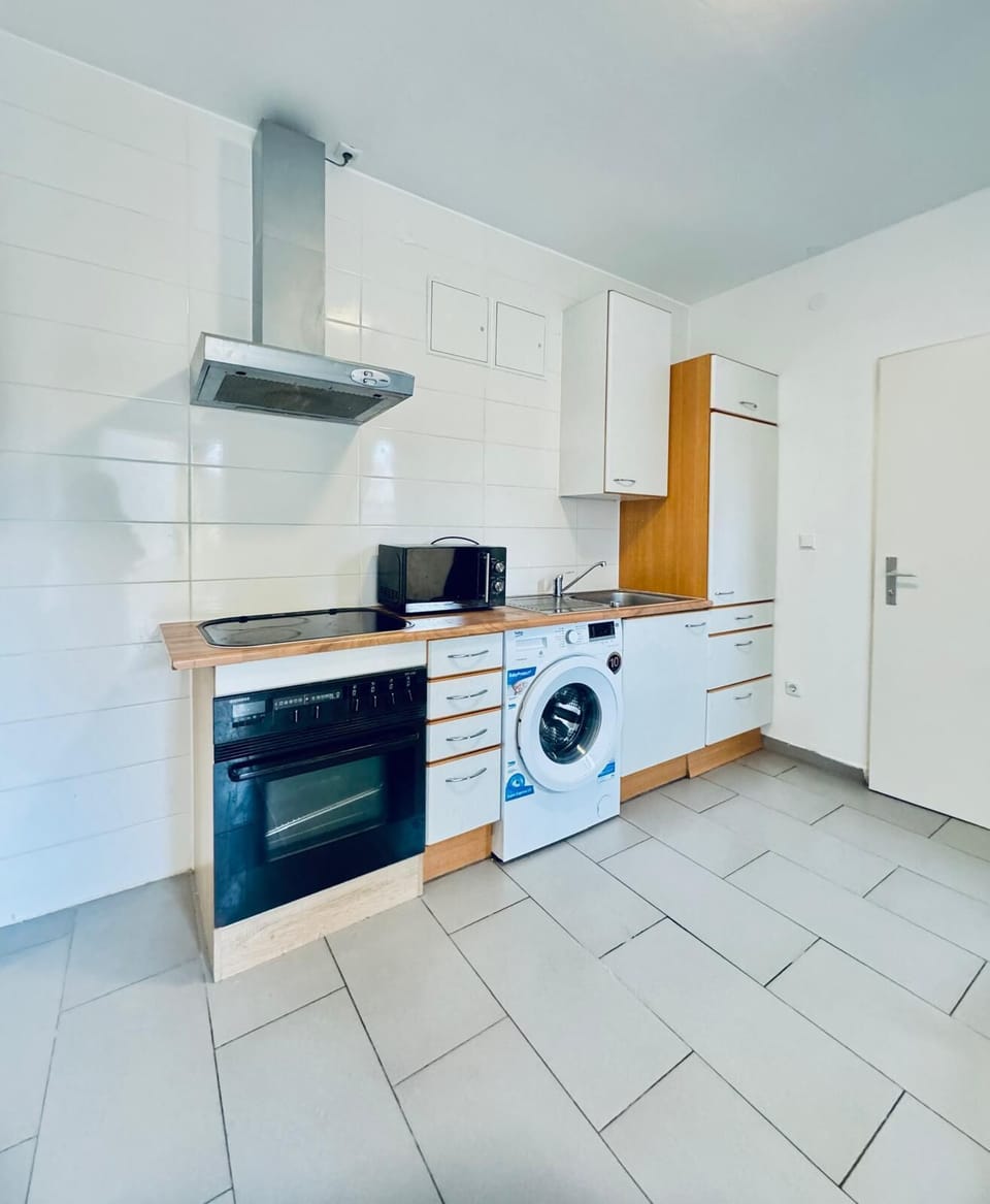 Basic Apartment | Private kitchen | Mini-fridge, microwave, oven, stovetop