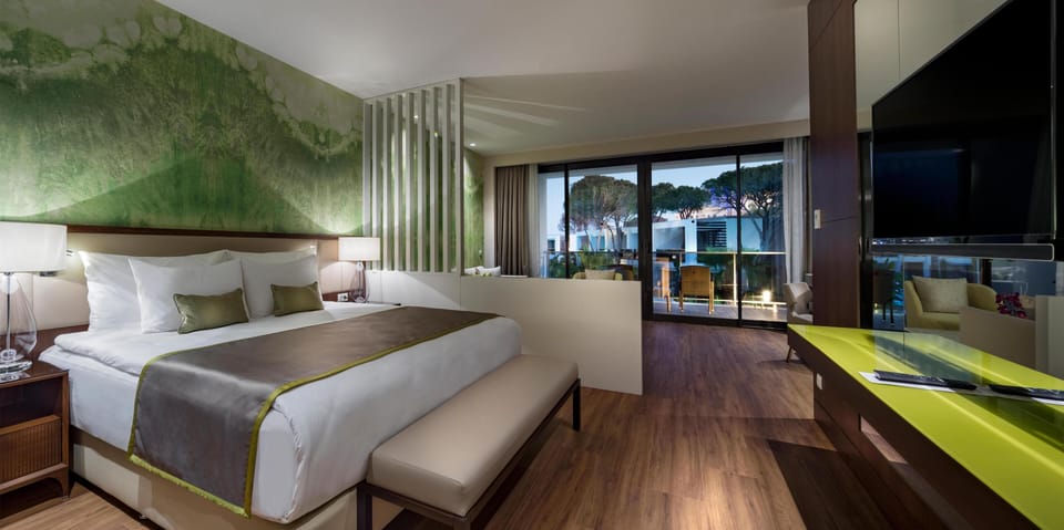 Premium bedding, free minibar, in-room safe, desk