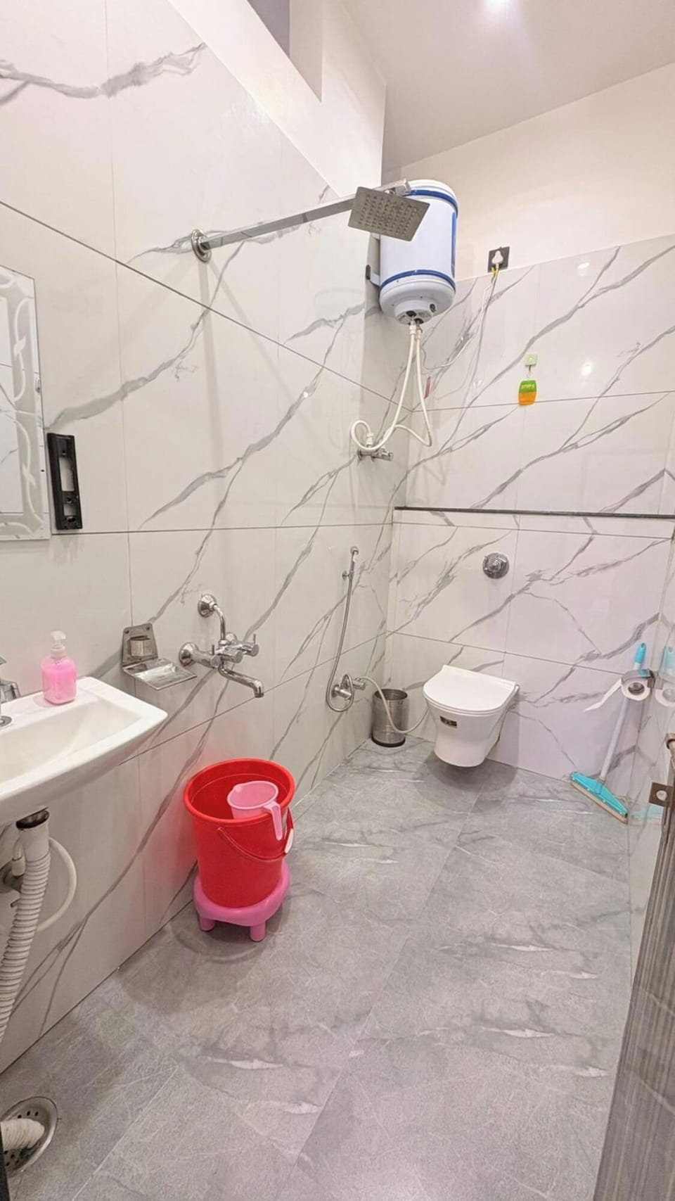 Shower, free toiletries, towels