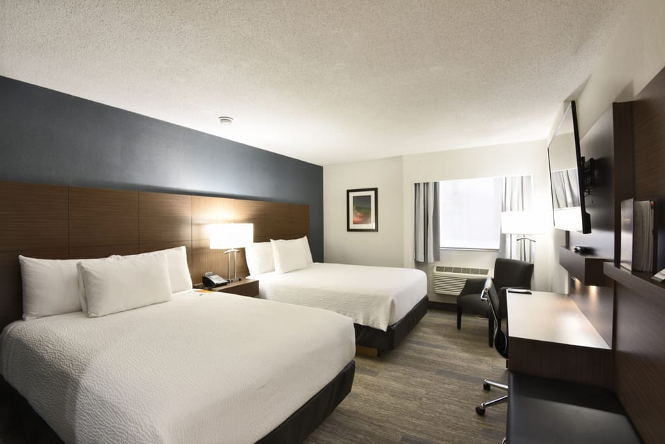 Corporate Floor - Business Queen Room | Premium bedding, pillowtop beds, desk, blackout drapes