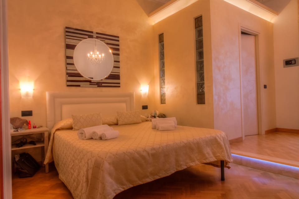 In-room safe, desk, iron/ironing board, free WiFi