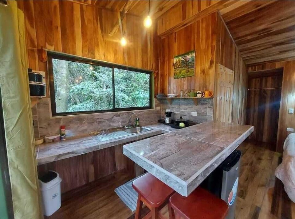Panoramic Tree House, Balcony, Mountain View (Mono Capuchino) | Private kitchen