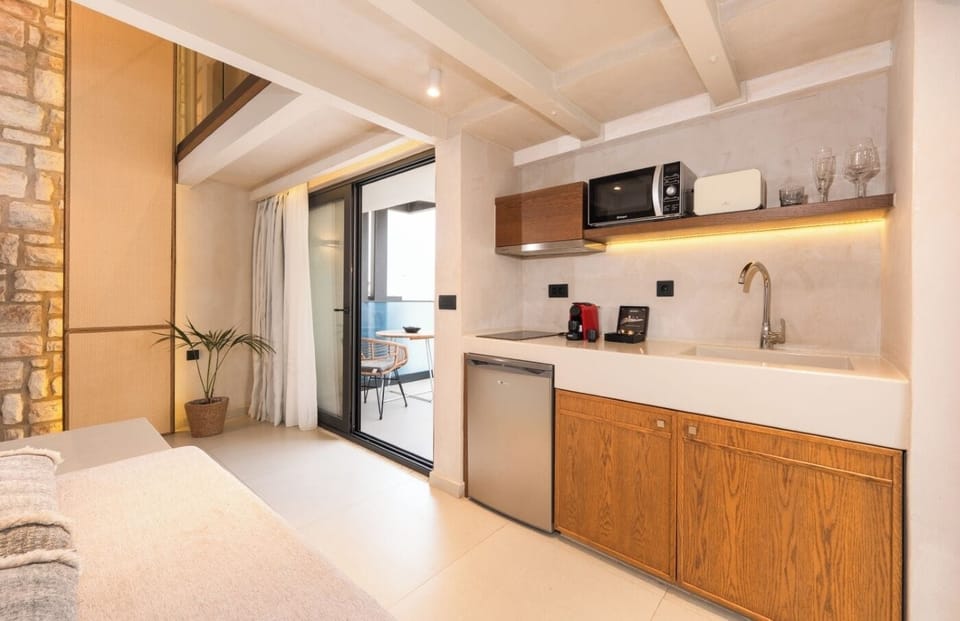 Deluxe Suite, Partial Sea View | Private kitchenette | Microwave, stovetop, cookware/dishes/utensils