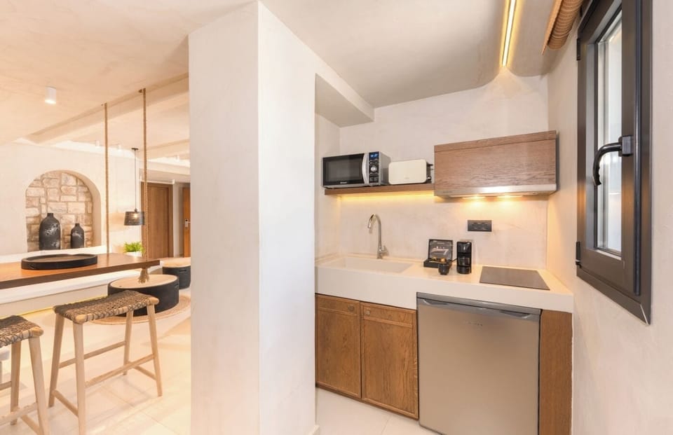 Luxury Suite, Sea View | Private kitchenette | Microwave, stovetop, cookware/dishes/utensils